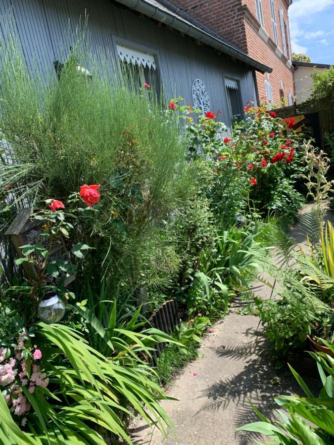 Dom’s Garden Bed and Breakfast Livarot-Pays-d'Auge Exteriör bild